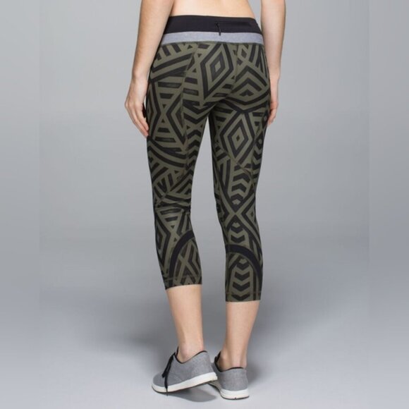 Lululemon Inspire Crop Chevron Shuffle Fatigue Green Cropped Leggings Yoga Gym - Picture 2 of 12